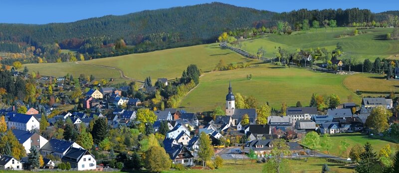 Sosa im Sommerschlaf - Sosa am Fuß des Auersberges ist für viele eines der schönsten Dörfer im Erzgebirge. Keine alte Fabrik und kein Plattenbau verschandeln das Dorfensemble.