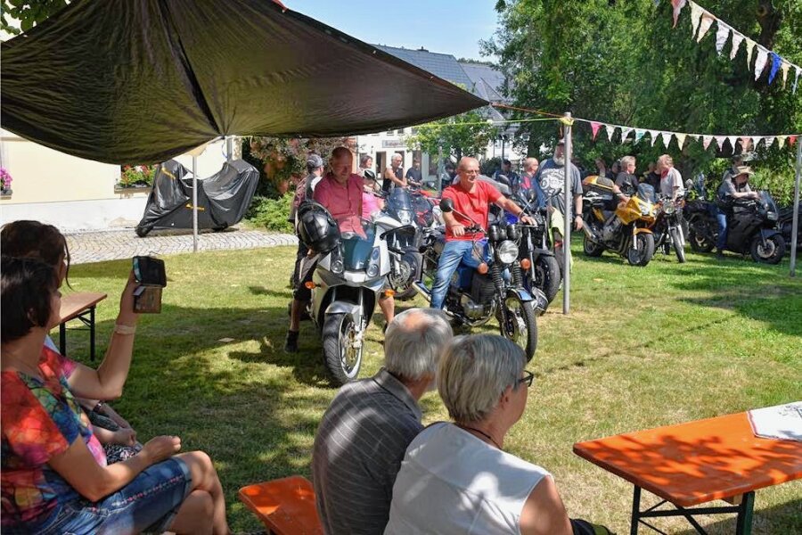 Sound von Motorrädern stimmt im Erzgebirge zum Gottesdienst mit Tiefgang ein - 30 Motorradfahrer, die meisten aus dem Erzgebirge, aber auch aus Thüringen und Bayern angereist, sind der Einladung zum ersten Biker-Gottesdienst in Thum gefolgt.
