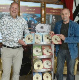Souvenir-Oblaten aus Bad Elster jetzt in neuen Geschmacksrichtungen - Hotelmanager des "König Albert", Marc Cantauw (links) und Peter Kostek (rechts).