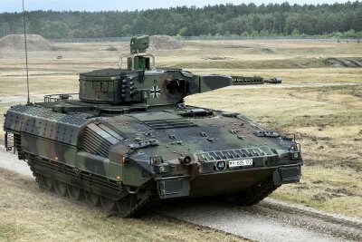 Soziales oder Rüstung: Eine gefährliche Scheindebatte - Ein Schützenpanzer vom Typ Puma wird auf dem Erprobungsgelände des Unternehmens Rheinmetall in der Lüneburger Heide vorgestellt.
