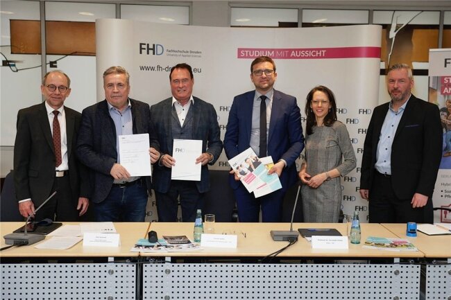Sozialpädagogik und Pflege bald als Hochschulstudium in Annaberg-Buchholz möglich - Eine Kooperationsvereinbarung zwischen der Stadt Annaberg-Buchholz und der Fachhochschule Dresden ermöglicht ab dem Wintersemester 2022/2023 ein Hochschulstudium in Annaberg-Buchholz. Sie wurde gestern im Rathaus unterzeichnet. Im Bild sind unter anderem Oberbürgermeister Rolf Schmidt (zweiter von links) und der Rektor der FH, Prof. Dr. Christoph Scholz (3. v. r.), zu sehen. 