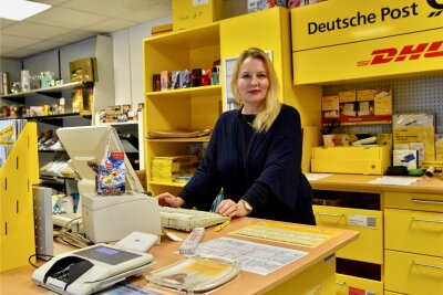 Sozialpädagogin hinterm Postschalter: Wie das neue Posthaus in Wittgensdorf zum sozialen Treffpunkt werden soll - Sandra Döring in ihrem Posthaus auf der Unteren Hauptstraße in Wittgensdorf.