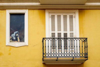 Wenn zu viel Zeit bleibt, um aus dem Fenster zu schauen, kann Langeweile lauern. Das Foto zeigt eine Malerei an einer Fassade. 