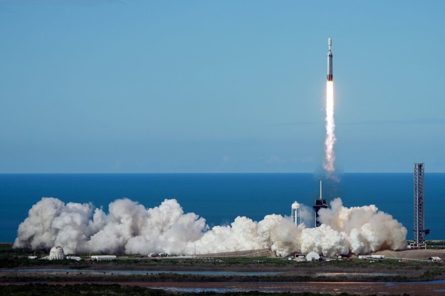 SpaceX soll die ISS aus dem Orbit holen - Eine SpaceX-Rakete hebt von der Rampe 39A des Kennedy Space Center in Cape Canaveral ab.