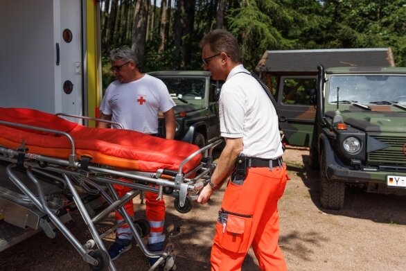 Frank Steeger (l.) und Thomas Weber vom Stollberger Kreisverband des Deutschen Roten Kreuzes standen für die Erste Hilfe bereit.