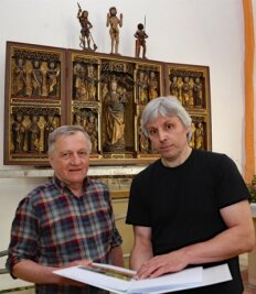 Spätbarocker Flügelaltar wird restauriert - Restaurator Flachmann (rechts) und Lorenz Franzisti vom Kirchenvorstand besprechen den Abbau des Altars.