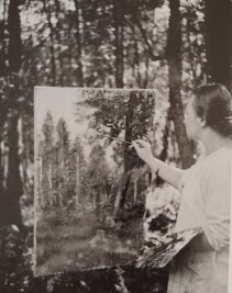 Späte Heimkehr: Bilder der lettisch-deutschen Malerin Tatjana Lietz aus Zwickau jetzt in Riga zu sehen - Tatjana Lietz beim Malen im Sommer 1939 in Priedaine (Lettland). 