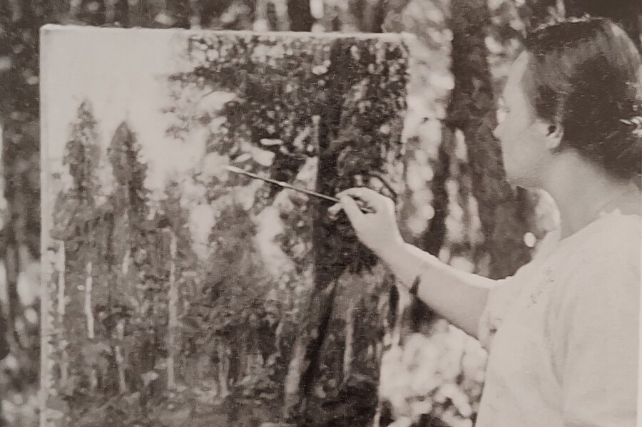 Späte Heimkehr: Bilder der lettisch-deutschen Malerin Tatjana Lietz aus Zwickau jetzt in Riga zu sehen - Tatjana Lietz beim Malen im Sommer 1939 in Priedaine (Lettland). 