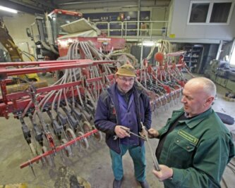 Später Winter bremst Bauern aus - Der technische Leiter der Genossenschaft Wiesenburger Land, Walter Lorenz (links), und Traktorist Claus Neubert bereiten die Technik für die Frühjahrsbestellung vor.