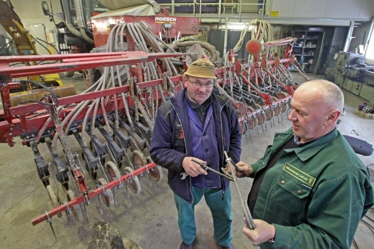 Später Winter bremst Bauern aus - Der technische Leiter der Genossenschaft Wiesenburger Land, Walter Lorenz (links), und Traktorist Claus Neubert bereiten die Technik für die Frühjahrsbestellung vor.