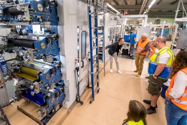 „Spätschicht“ im Erzgebirge: Bei laufendem Betrieb Praxisluft schnuppern - Bei einer Führung durch die Streckewalder Carl Dietrich GmbH stellt Andreas Uhlig (l.) auch die Druckmaschinen vor, die mit bis zu acht Farben drucken können.