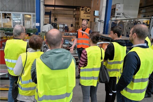 Bei der Aweba in Aue führte Jakob Schulz die Besucher bei der Spätschicht am Freitag durch die Werkhallen und erklärte, wie die Bauteile für die Autoindustrie entstehen. 