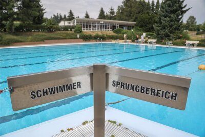 Spätsommer in Südwestsachsen: Diese Freibäder sind weiterhin geöffnet - Im Freibad Wittgensdorf ist am Sonntag Pfötchenschwimmen.