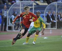 Spanien besiegt Südafrika in turbulentem Spiel - Fernando Torres (l.) im Zweikampf mit Tsepo Masilela