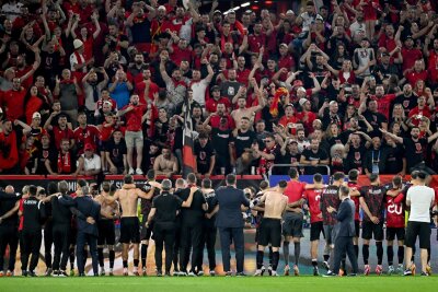 Spanien mit perfekter Bilanz – Tapfere Albaner bejubelt - Die albanischen Spieler bedanken sich nach dem Spiel bei ihren Fans.