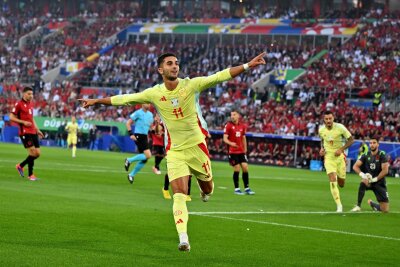 Spanien mit perfekter Bilanz – Tapfere Albaner bejubelt - Spaniens Ferrán Torres jubelt nach seinem Siegtreffer zum 1:0.