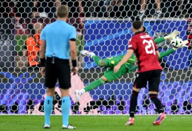 Spanien mit perfekter Bilanz – Tapfere Albaner bejubelt - Spaniens Torhüter David Raya pariert den Ball und verhindert den Ausgleich.