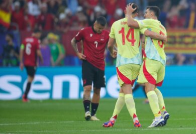 Spanien mit perfekter Bilanz – Tapfere Albaner bejubelt - Spaniens Aymeric Laporte und Dani Vivian jubeln über das Tor zum 1:0.