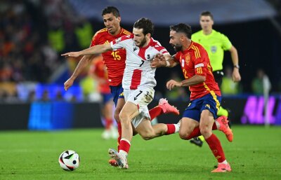 Spaniens "wunderbare Mannschaft" fordert DFB-Elf - Die Georgier um Chwischa Kwaratschelia (M.) wehrten sich tapfer.