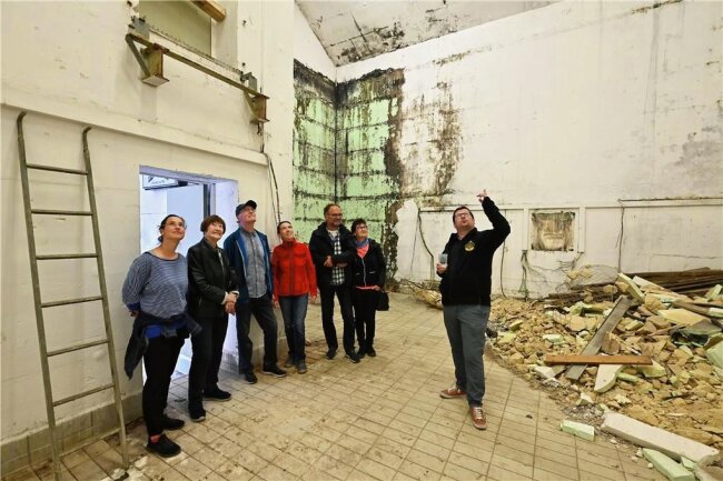 Spannende Zeitreise durch ehemalige Brauerei in Penig - Anlässlich des deutschlandweiten Tages der Städtebauförderung konnten sich Besucher in Penig einen Eindruck vom desolaten Zustand der Gebäude machen. Ronny Wiehl (r.) vom Brauverein am einstigen Standort der Lagertanks. 
