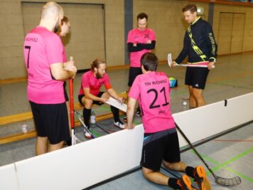 Spannung bis in die Verlängerung - Lagebesprechung: Der Mannschaftsleiter des TSV Buchholz, Benjamin Gehlert, erklärt seinen Männern die Strategie. 
