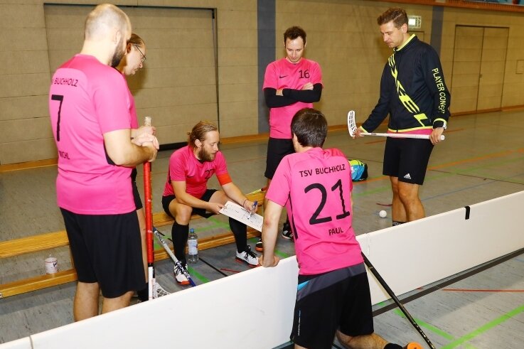 Spannung bis in die Verlängerung - Lagebesprechung: Der Mannschaftsleiter des TSV Buchholz, Benjamin Gehlert, erklärt seinen Männern die Strategie. 