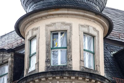 Sparkasse an Plauener Marktstraße: Warum sind die Fenster verhüllt? - Von außen mit Folie verhüllte Fenster - was passiert dahinter?