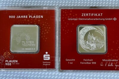 Sparkasse bringt Gold- und Silberbarren zum Plauener Stadtjubiläum heraus - Der quadratische Silberbarren hat die Motive der Medaille übernommen. Eine Seite zeigt das Logo der Stadt Plauen zum 900. Stadtjubiläum, auf der anderen Seite ist die Plauener Johanniskirche zu sehen. 