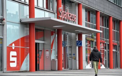 Sparkasse Chemnitz nur noch ab und an vor Ort - Bürgerinitiative skeptisch - Wie viele andere Kreditinstitute hat auch die Sparkasse Chemnitz ihr Filialnetz in den vergangenen Jahren deutlich gestrafft. Selbst in größeren Wohngebieten gibt es mitunter nicht einmal mehr einen Geldautomaten.