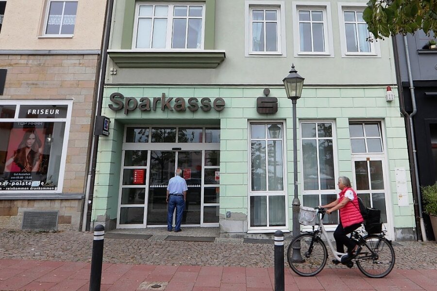 Sparkasse gibt ihren Standort in der Innenstadt von Meerane auf - Die Türen des SB-Standortes bleiben verschlossen.