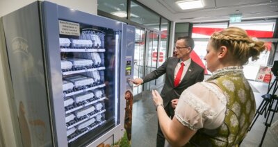 Sparkasse verkauft mehr Eier - Michael Kreuzkamp, Vorstandsvorsitzender der Sparkasse, und Sarah Kretzschmar vom Biohof Kretzschmar am Eier-Automat.