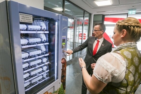 Sparkasse verkauft mehr Eier - Michael Kreuzkamp, Vorstandsvorsitzender der Sparkasse, und Sarah Kretzschmar vom Biohof Kretzschmar am Eier-Automat.