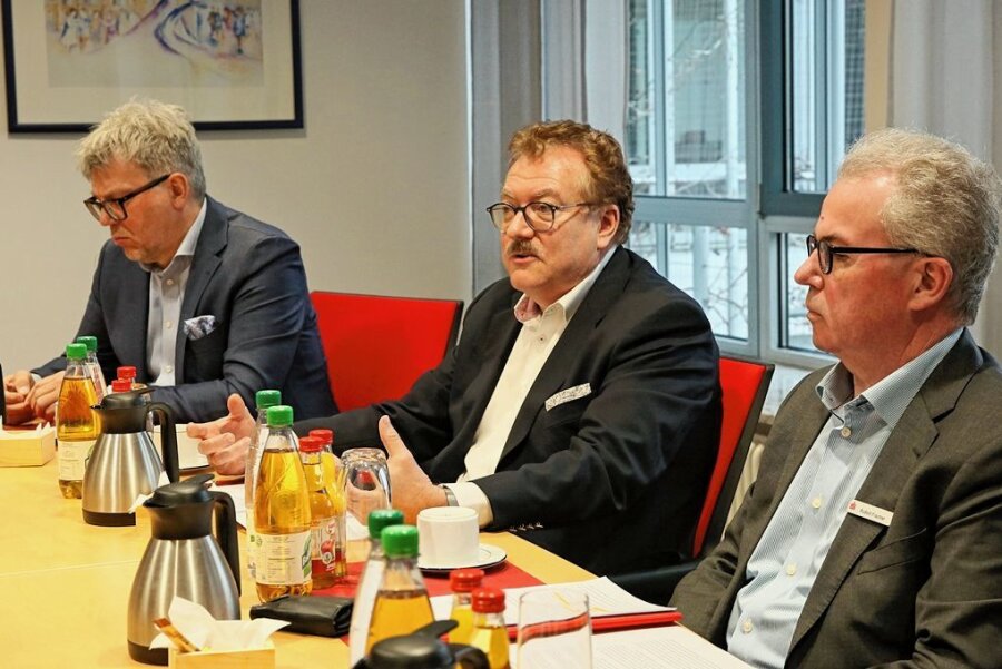 Sparkasse Zwickau beurlaubt ihren Chef - Kommunikationsberater Dirk Popp, Vorstand Andreas Fohrmann und stellvertretendes Vorstandsmitglied Rudolf Fischer (von links) auf der Krisen-Pressekonferenz der Sparkasse Zwickau am Mittwoch. 