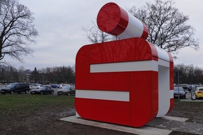 Sparkasse Zwickau installiert zwei Cubes an zentraler Stelle - Am Platz der Völkerfreundschaft in Zwickau fällt dieser Sparkassen-Cube ins Auge. Ein zweiter entsteht an der Crimmitschauer Straße.
