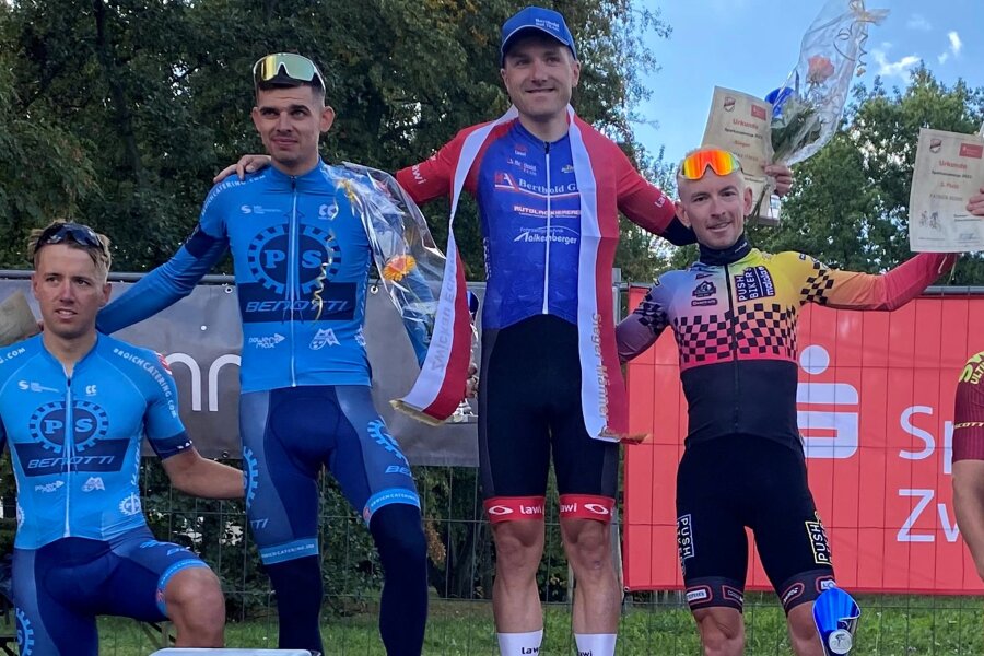 Sparkassencup in Zwickau: Westsachse erzielt einen Premierensieg - Zum ersten Mal gewann der Waldenburger Sebastian Vogel (2. von rechts) beim Sparkassen-Cup in Eckersbach. Er setzte sich nach 60 Kilometern auf dem Rundkurs vor Dominik Röber (2. von links) und Patrick Reißig (rechts) durch. Vierter wurde Tobias Nolde (links). 