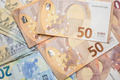 Sparkassenmitarbeiter im Vogtland vereitelt Betrug - Die Frau wollte eine Summe von 75.000 Euro bei ihrer Bank abheben.