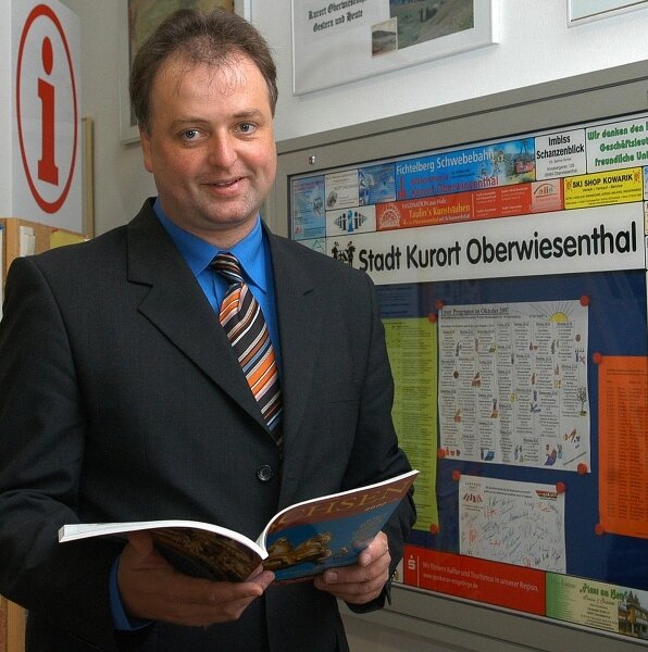 Sparkurs dauert länger als geplant - 
              <p class="artikelinhalt">Mirko Ernst ist nun offizieller und vereidigter Bürgermeister von Oberwiesenthal. </p>
            