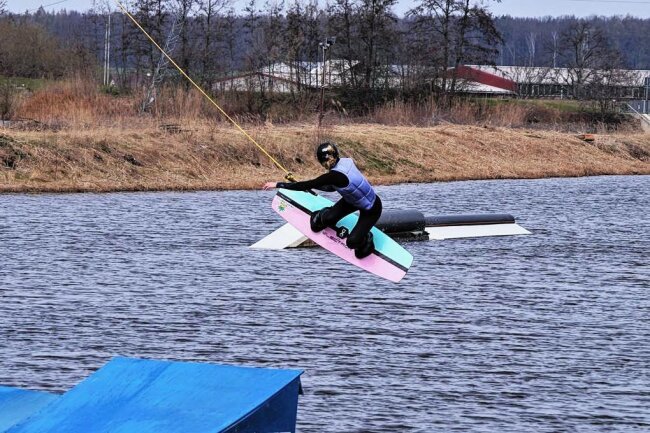 Spaß auf dem Wakeboard: Anlage in Rossau startet in die Saison - An der Wasserskianlage in Rossau kann nach dem Saisonstart nun wieder Wakeboard gefahren werden. 