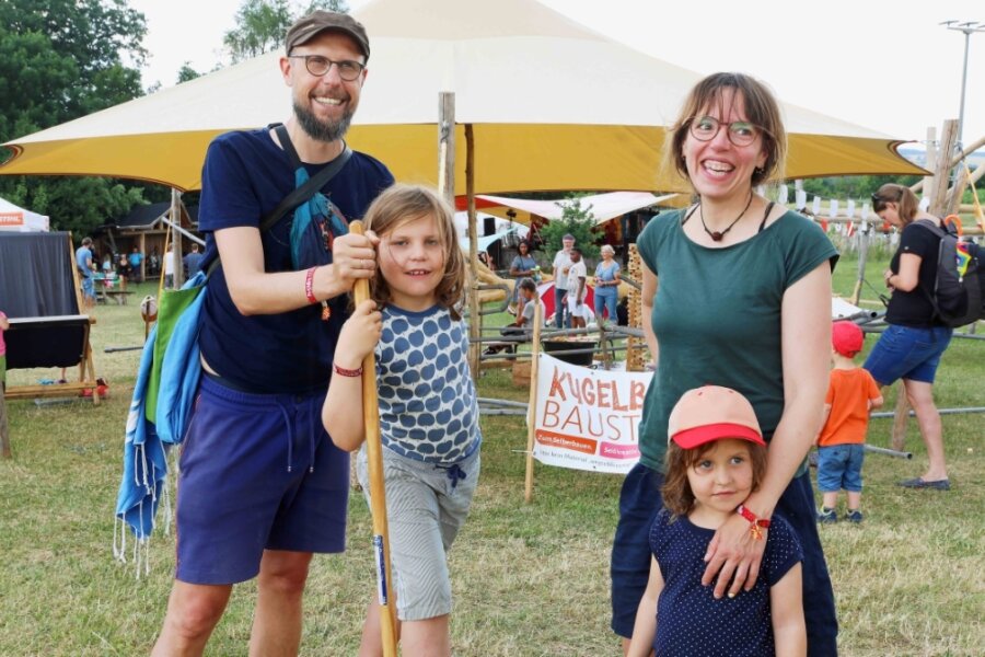 Elke und Manuel Schandock waren mit ihren Kindern Bela (links) und Carlie aus Markkleeberg nicht zum ersten Mal beim Moshair-Festival.