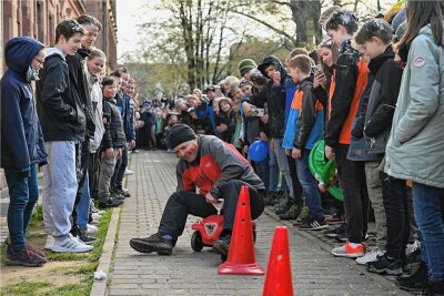 Spaß und Spiel: Am Gymnasium in Rochlitz regiert das Chaos - Chaostag am Rochlitzer Gymnasium: Beim Super-Mario-Kart-Rennen durften sich die Sportlehrer, hier Torsten Hahn, beweisen. 