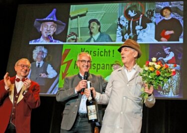 Spaßvogel feiert Bühnenjubiläum und frotzelt kräftig über den OB - Thomas Münzer (Mitte) überreichte Spaßkanone Lutz Reinhardt zum50. Bühnenjubiläum eine XXL-Flasche Bier. TVF-Conférencier Karsten Hellgoth applaudierte. 