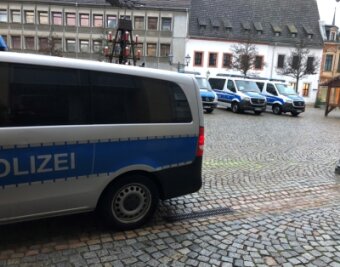 "Spaziergänge" verliefen ohne Zwischenfälle - Schon am Nachmittag bezogen Polizisten aus Baden-Württemberg auf dem Kornmarkt in Zwickau Stellung. 