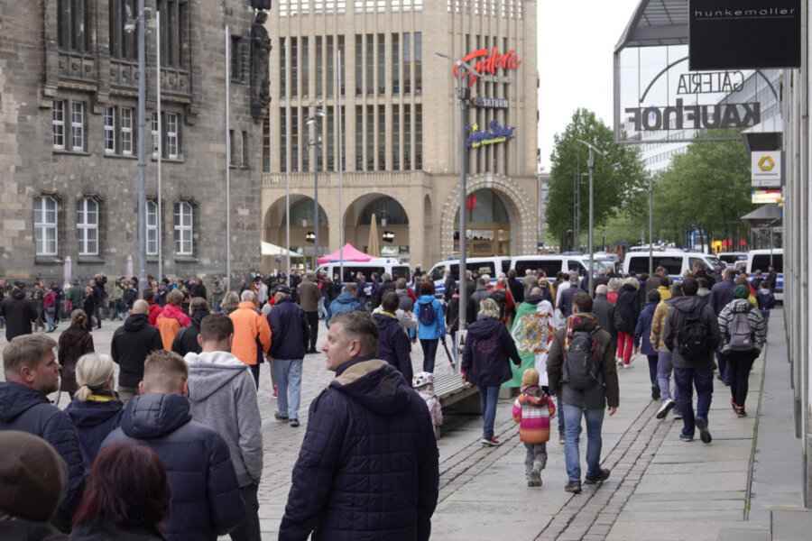 Spaziergang in Chemnitz - Polizei sperrt Neumarkt ab - 