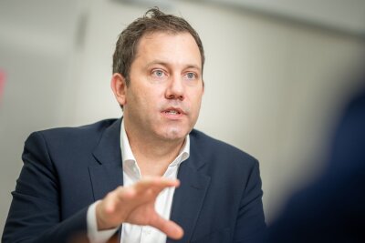 SPD-Chef Klingbeil fordert höheren Mindestlohn - Lars Klingbeil ärgert sich über die Mindestlohnkommission von Arbeitgebern und Arbeitnehmern.