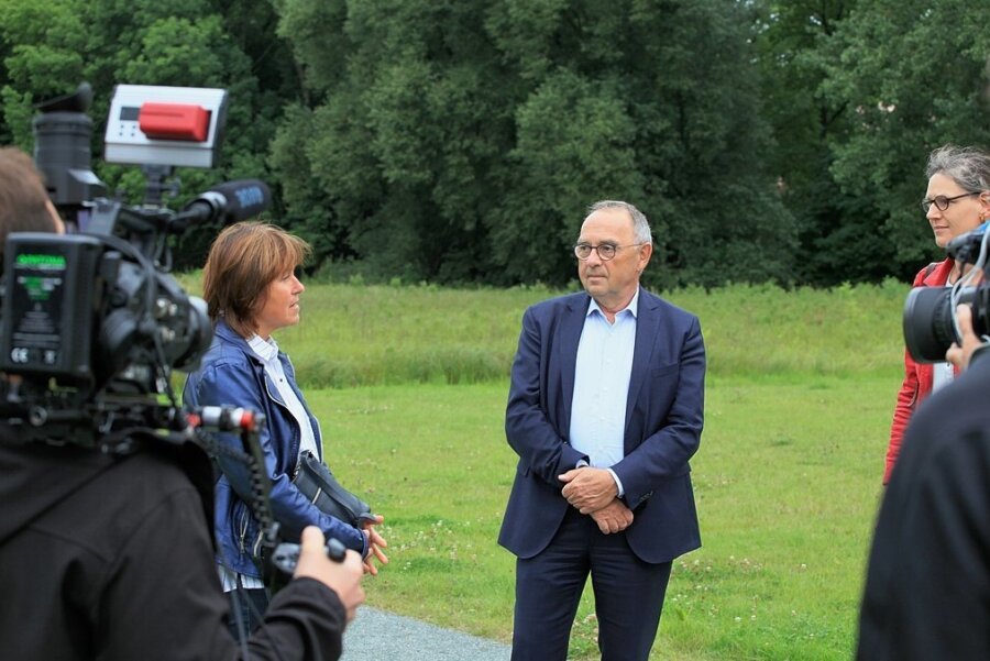 Pia Findeiß (links) erzählt Norbert Walter-Borjans und Direktkandidatin Gundula Schubert, wie es zu dem Pflanzen der Bäume kam. 