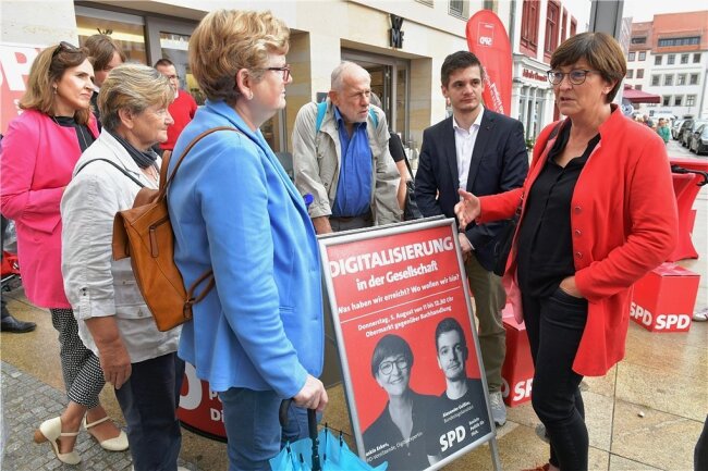 Die SPD-Vorsitzende Saskia Esken (r.) und Alexander Geißler (2. v. r.), mittelsächsischer Direktkandidat der Partei, sprechen auf dem Freiberger Obermarkt mit Bürgerinnen und Bürgern der Stadt. 