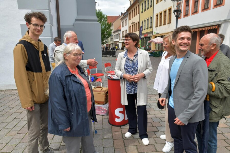 SPD-Chefin räumt in Freiberg Fehler ein - SPD-Bundeschefin Saskia Esken (Mitte) kam am Freitagnachmittag am Freiberger Rathaus auch mit Mitgliedern und Unterstützern ihrer Partei ins Gespräch.
