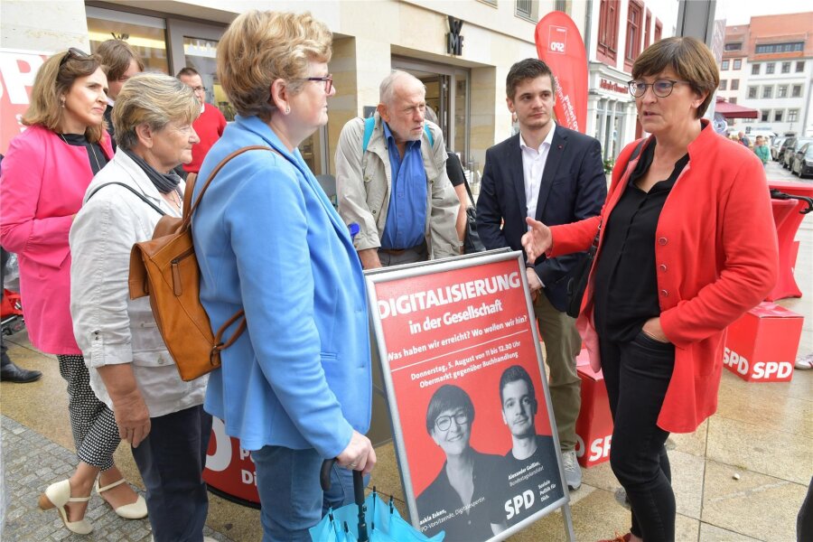 SPD-Chefin Saskia Esken wird am Freitag in Freiberg erwartet - Die SPD-Chefin Saskia Esken (rechts) hatte bereits im Bundestagswahlkampf 2021 Freiberg besucht.