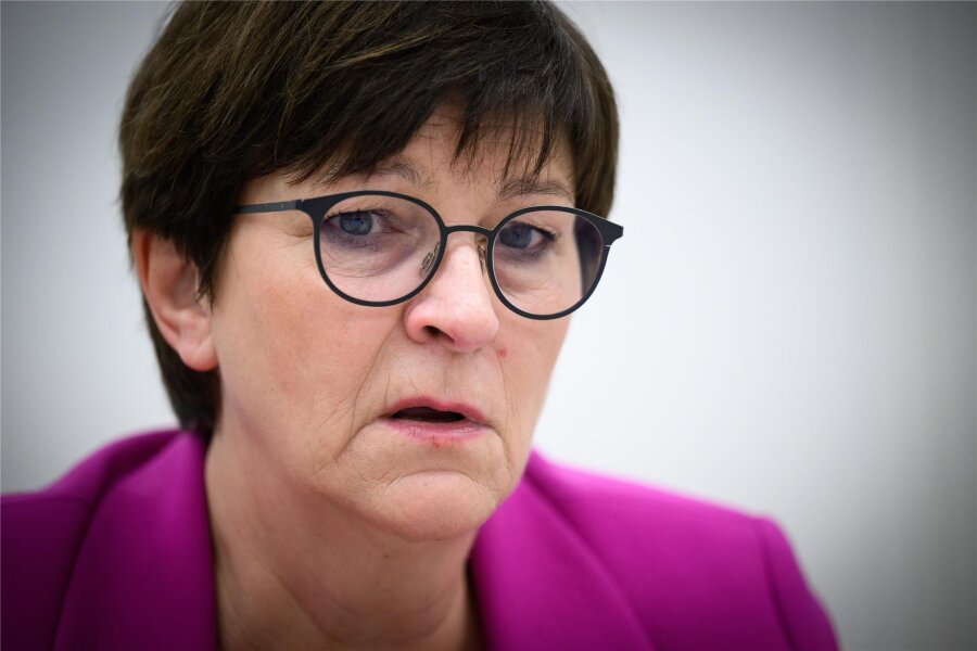 SPD-Chefin: „Wir können nicht zulassen, dass der Mindestlohn zu niedrig bleibt“ - Für die SPD-Vorsitzende Saskia Esken ist ganz klar: Trotz des derzeit geringen Wachstums darf es keine Kürzungen im Sozialbereich geben.