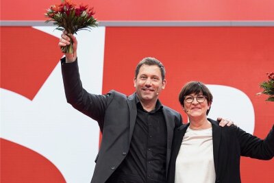 SPD glaubt wieder an Stärke und beschwört Geschlossenheit - Die neue SPD-Doppelspitze: Lars Klingbeil und Saskia Esken nach ihrer Wahl zu den Bundesvorsitzenden in Berlin. 